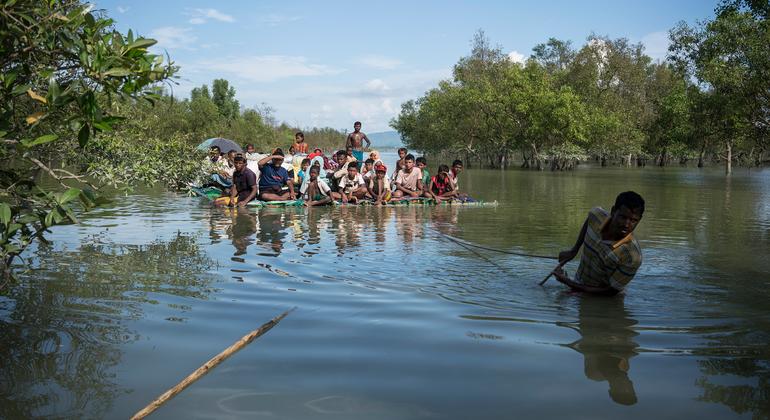 لاجئون من الروهينجا يصلون إلى بنغلاديش على متن قارب بدائي الصنع، فارين من ميانمار.